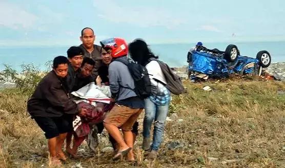 印尼海啸灾害最新（印尼海啸已致384人丧生）(1)