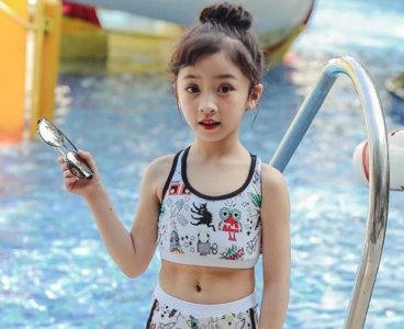 ​别再帮孩子乱选泳衣了，来看看今年流行的几款儿童泳衣，外观颜值高