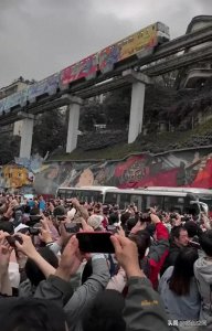 ​重庆轻轨穿楼的由来