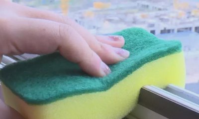 ​如何巧妙处理窗框灰尘？教你一招，擦完就和新的一样！