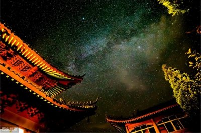 ​李白《夜宿山寺》：天上文星数百万，遇我诗仙亦低眉~