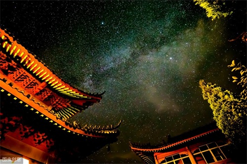 李白《夜宿山寺》：天上文星数百万，遇我诗仙亦低眉~