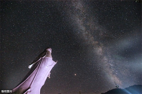 李白《夜宿山寺》：天上文星数百万，遇我诗仙亦低眉~