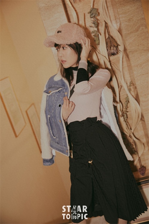 李金铭 时尚甜美写真图片,《爱情公寓》饰演美嘉