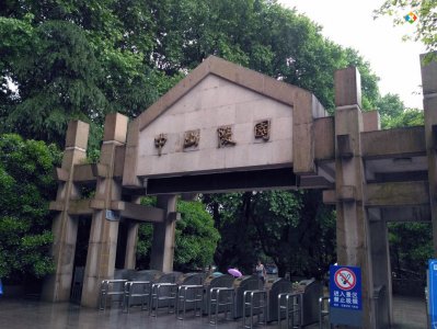 ​占地8万多平方米，台阶392级，南京中山陵每一处设计都有寓意