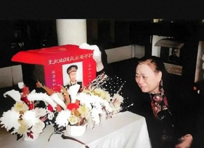 ​1978年，王近山前妻韩岫岩，望着骨灰盒痛哭流涕，两人至死不相见