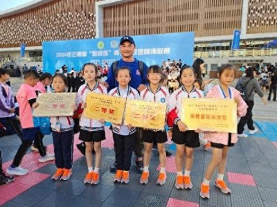 ​昆明高新一小海源校区学生跳绳赛夺4金3银3铜