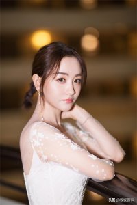 ​40岁的杨蓉像20岁的小姑娘，娇羞的脸蛋，傲人的身材，真叫人心动