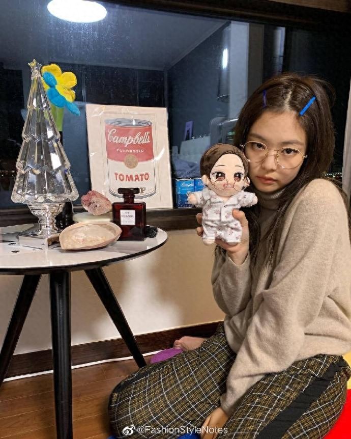 BLACKPINK成员金智妮，米白色高领毛衣+格子阔腿裤，慵懒又温柔