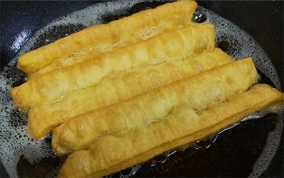 早餐店的油条配方做法,建议收藏,让你在家也能做出酥脆大油条