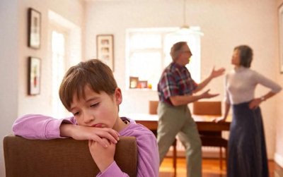 ​青春期的儿子和爸爸搞对抗，妈妈怎么办？