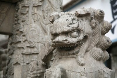 ​为什么故宫门前的石狮子都烫着卷发，头顶有四十多个疙瘩卷？