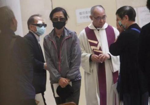 蓝洁瑛火化仪式仅5分钟，共6人现身，姐姐终于摘下墨镜拭泪