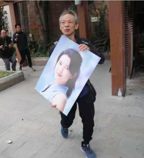 蓝洁瑛火化仪式仅5分钟，共6人现身，姐姐终于摘下墨镜拭泪