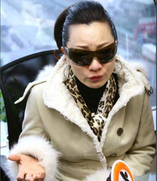 都曾是华语乐坛天后,一人因肺癌早逝,一人被扒光衣服毒打!