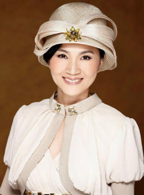 都曾是华语乐坛天后,一人因肺癌早逝,一人被扒光衣服毒打!