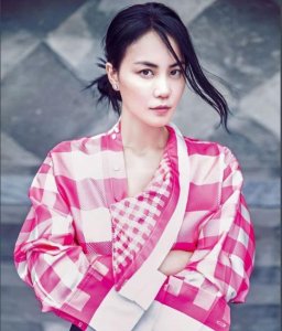 ​都曾是华语乐坛天后，一人因肺癌早逝，一人被扒光衣服毒打！