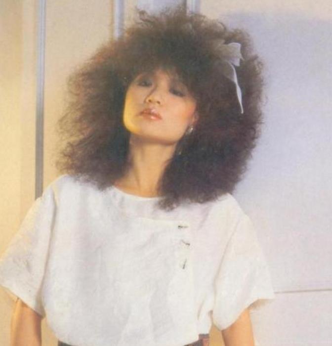 都曾是华语乐坛天后,一人因肺癌早逝,一人被扒光衣服毒打!