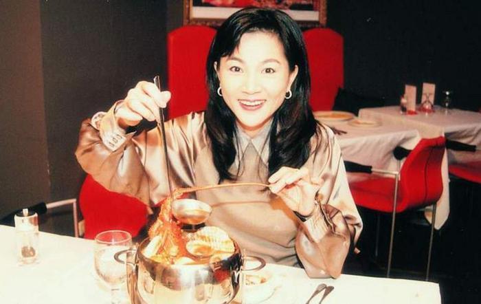 都曾是华语乐坛天后,一人因肺癌早逝,一人被扒光衣服毒打!