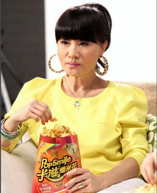 都曾是华语乐坛天后,一人因肺癌早逝,一人被扒光衣服毒打!