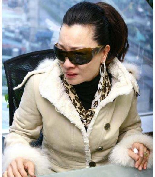 都曾是华语乐坛天后,一人因肺癌早逝,一人被扒光衣服毒打!