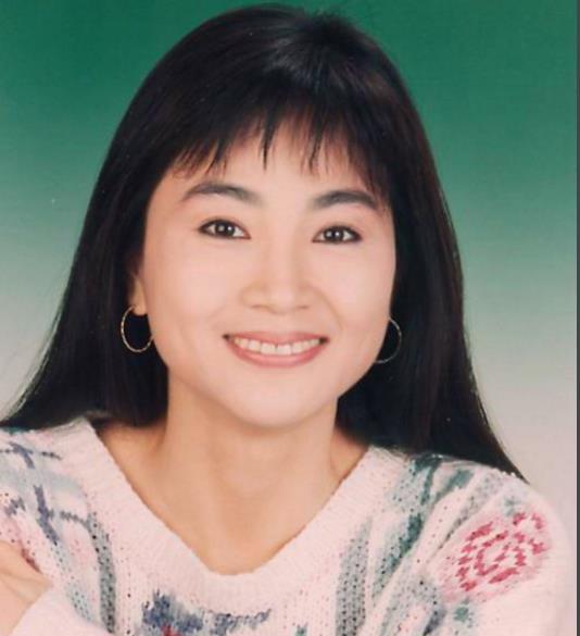 都曾是华语乐坛天后,一人因肺癌早逝,一人被扒光衣服毒打!