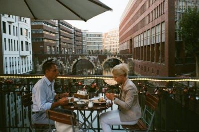 ​不发朋友圈的女生性格,女生的性格能看出家境