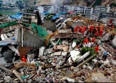 ​甘肃地震中小伙子裸奔逃命引热议，在生命面前，其他的一文不值