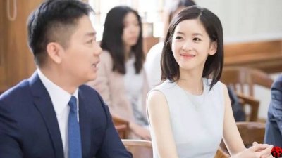 ​第一个爆料“刘强东事件女主角”的并非凤姐，但她同样面临被起诉