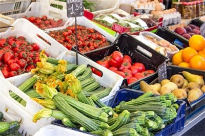 ​卖菜赚钱吗？菜市场利润到底有多大？摊主：累，买房不成问题