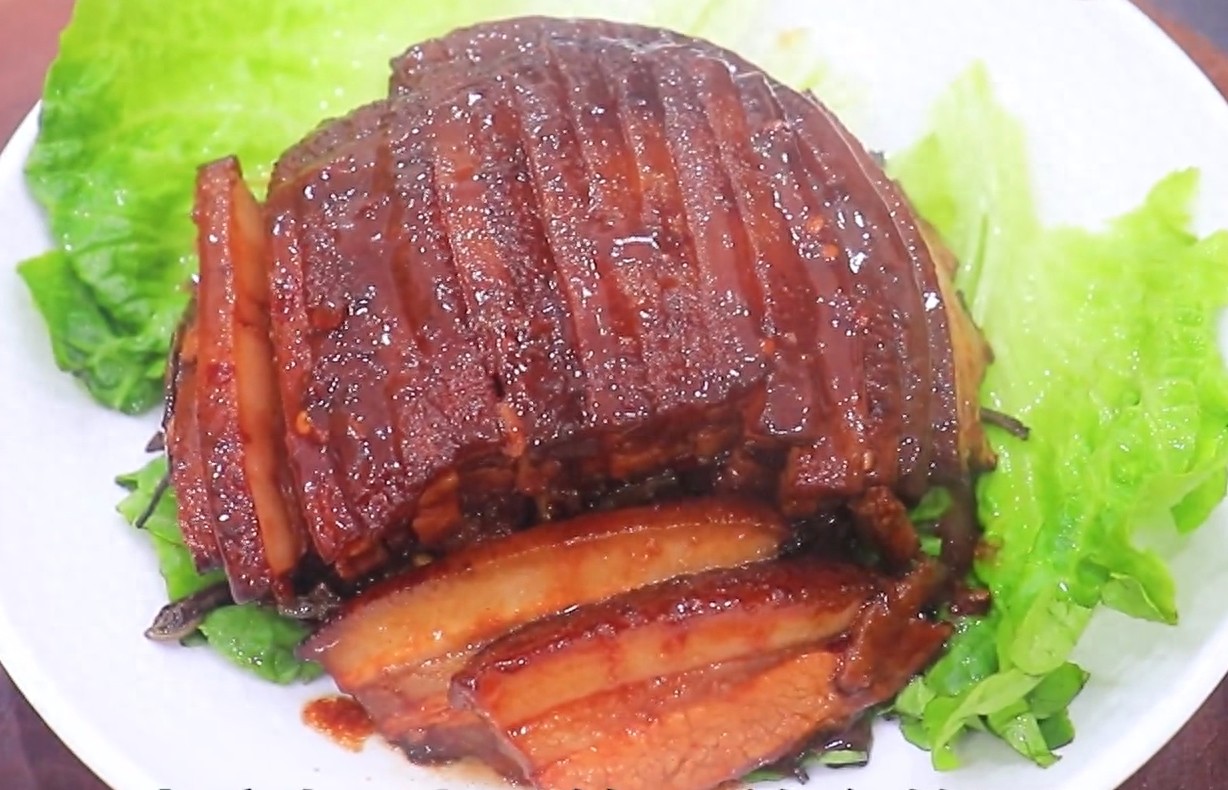 这才是扣肉的地道做法,厨师长的烹饪技巧高,好吃不油腻,真香