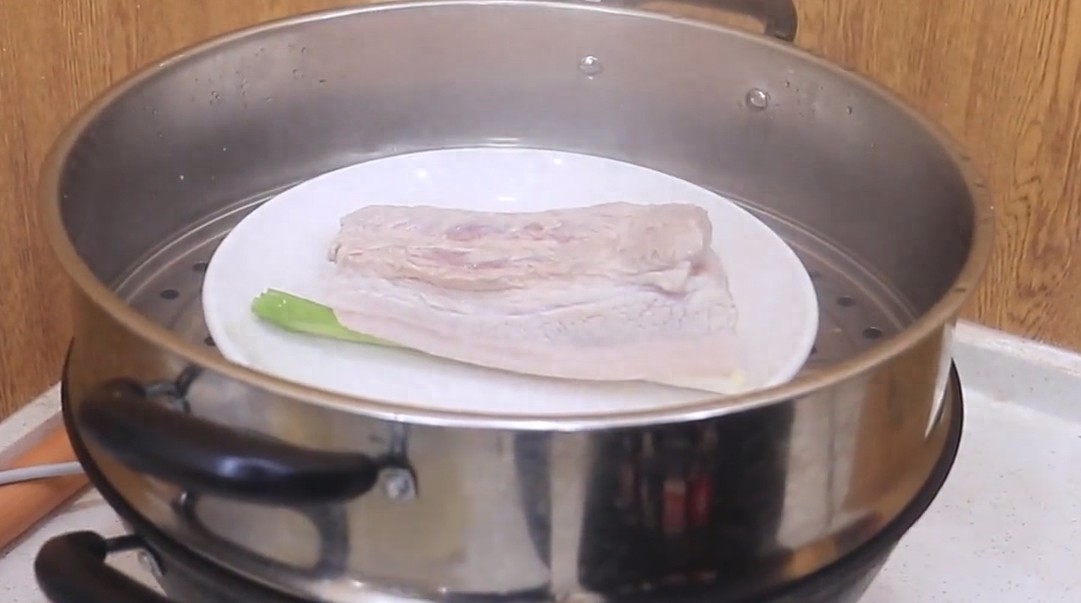 这才是扣肉的地道做法,厨师长的烹饪技巧高,好吃不油腻,真香