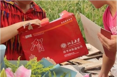 ​曲靖娃崔庆涛工地上收到北大录取书：我会回到大山，改变大山！