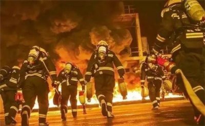 ​故意隐瞒有易爆物，导致天津165人被炸死，为何主犯死刑变无期