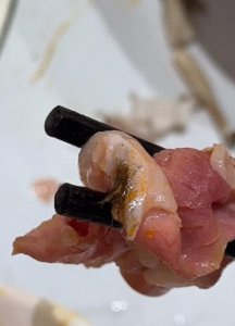​羊肉里出现牛毛？内蒙女子称在火锅店吃出不明毛发，呷哺呷哺：会核实处理