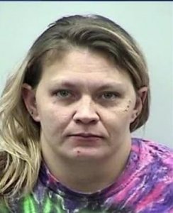 ​美国女子涉嫌参与猎杀上百只鹿，车内有刀有枪支