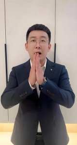 单挑赵晓磊,身背4家违约,小白龙官宣跳槽,华矩一哥:走不了!