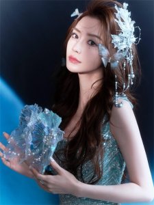 ​baby跪地合影引起热议，复出后以女配姿态回归，颜值依旧