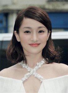 18岁的周迅为画家做模特,为艺术献身不惜半裸,美的不可方物