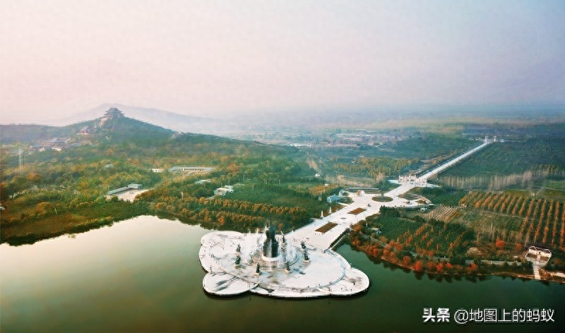 秋天是赏银杏的最佳时节，来江苏邳州看最美丽的银杏“时光隧道”