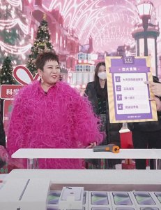 ​59岁李连杰整容失败？脸色惨白发肿似蜡像，脖子粗大疑似旧病复发