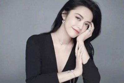 ​姚晨：再婚嫁普通丈夫，一家4口其乐融融，私藏的存折牵出泪水